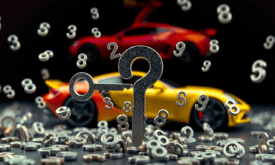 Ein Schlüssel, Zahlen, zwei Autos und ein Fragezeichen zu sehen.